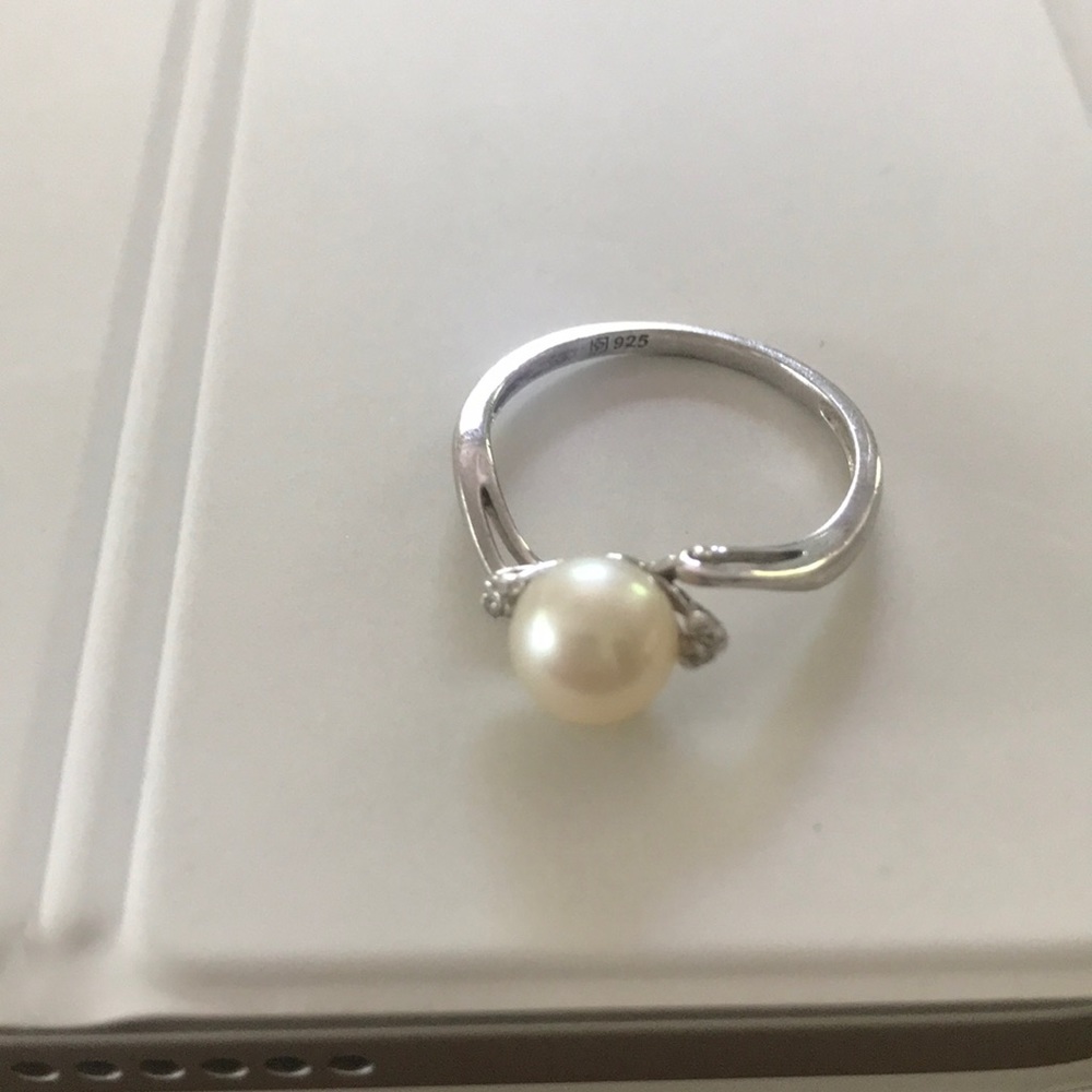 Pearl/sterling silver ring